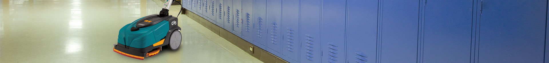 Micro-laveuse CS5 de Tennant nettoyant le couloir d’une école