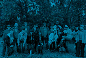 Funcionários da Tennant a posar para uma fotografia após o evento de plantação de árvores em Saint Paul, no Minnesota